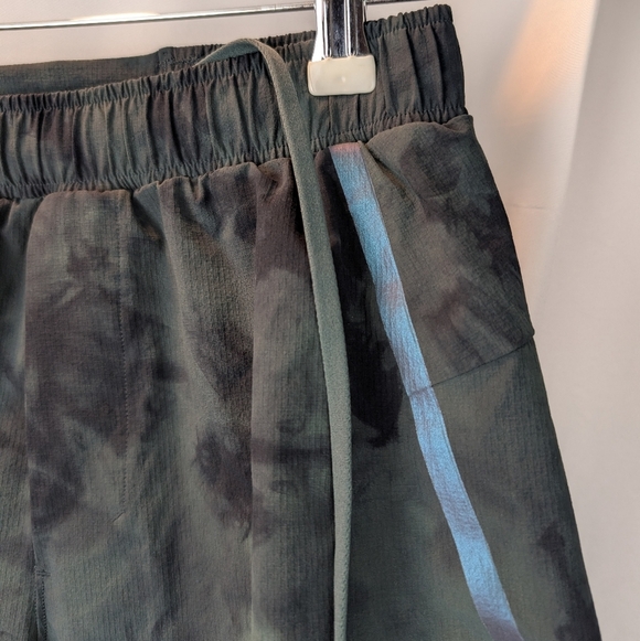 Lululemon Surge Short 6" Lined size 6 in EUC - Picture 4 of 11